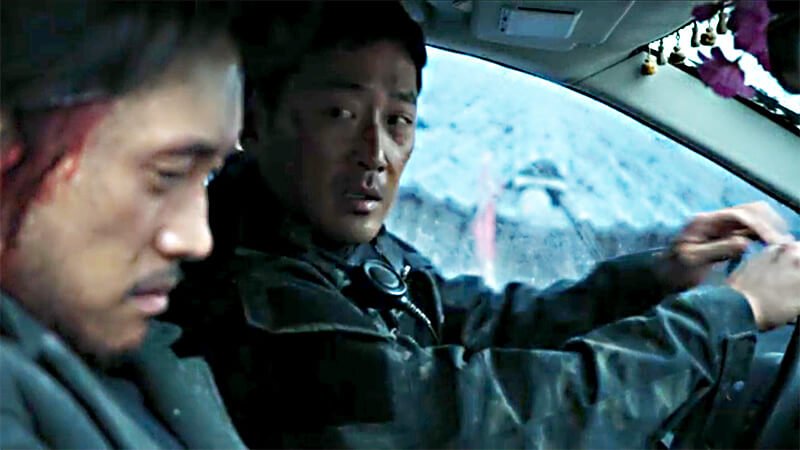 Still of Lee Byung-hun and Ha Jung-woo in ‘Ashfall’ (2019)