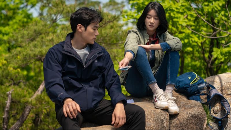 Still of Kim Kang-woo and Seo Ye-ji in ‘Recalled’ (2021)