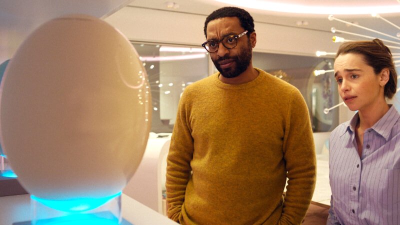 Still of Chiwetel Ejiofor and Emilia Clarke in ‘The Pod Generation’ (2023)