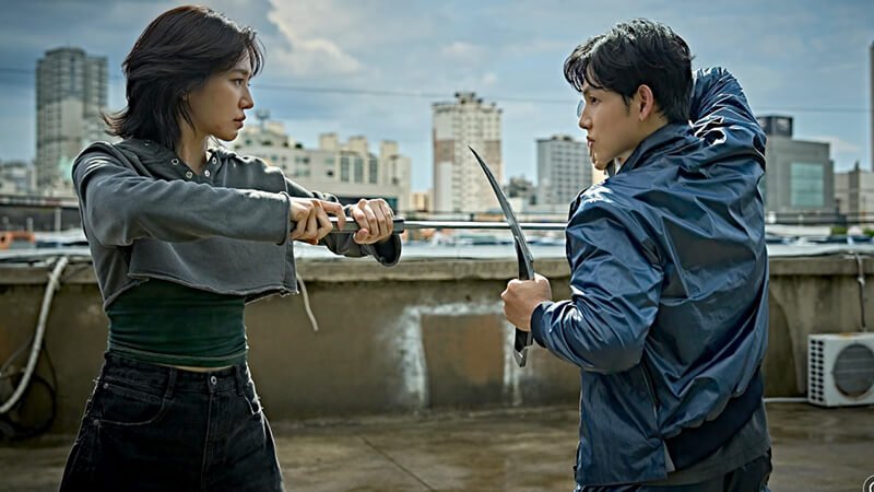 Still of Park Gyu-young and Im Si-wan in ‘Mantis’ (2025)