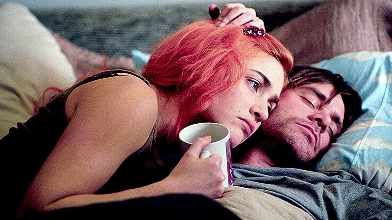 Still of Kate Winslet and Jim Carrey in ‘Eternal Sunshine of the Spotless Mind’ (2004)