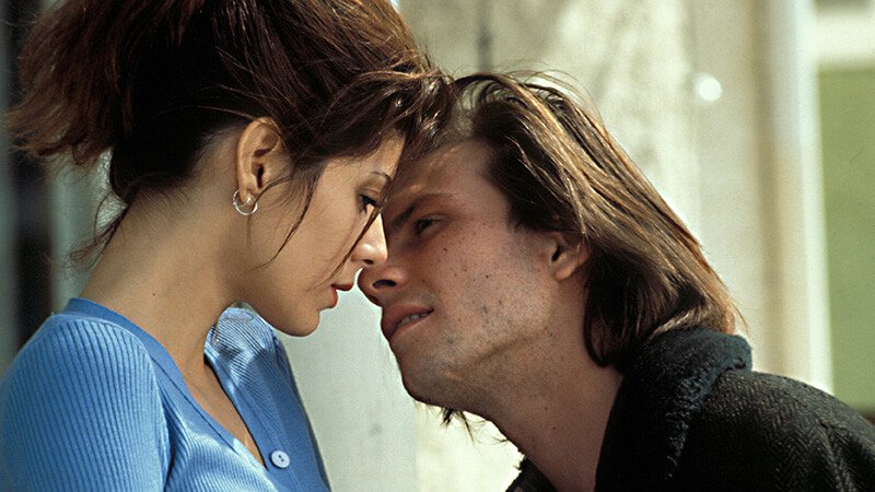 Still of Marisa Tomei and Christian Slater in ‘Untamed Hearts’ (1993)