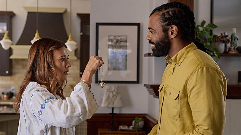 Still of Rashida Jones and Daveed Diggs in ‘In the Blink of an Eye’ (2026)