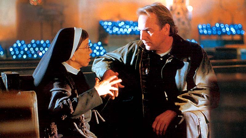 Still of Linda Hunt and Kevin Costner in ‘Dragonfly’ (2002)